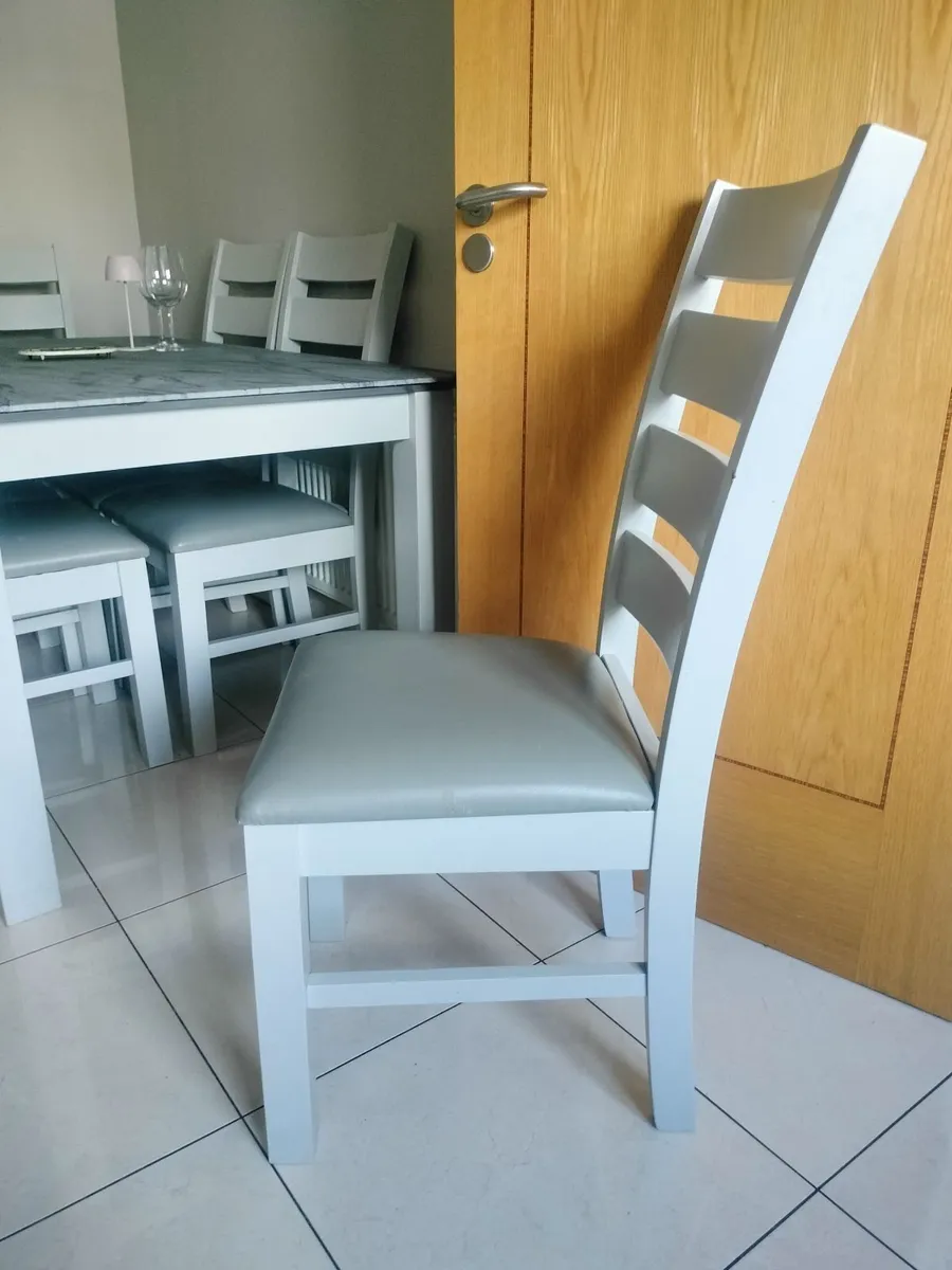 Table and chairs - Image 2
