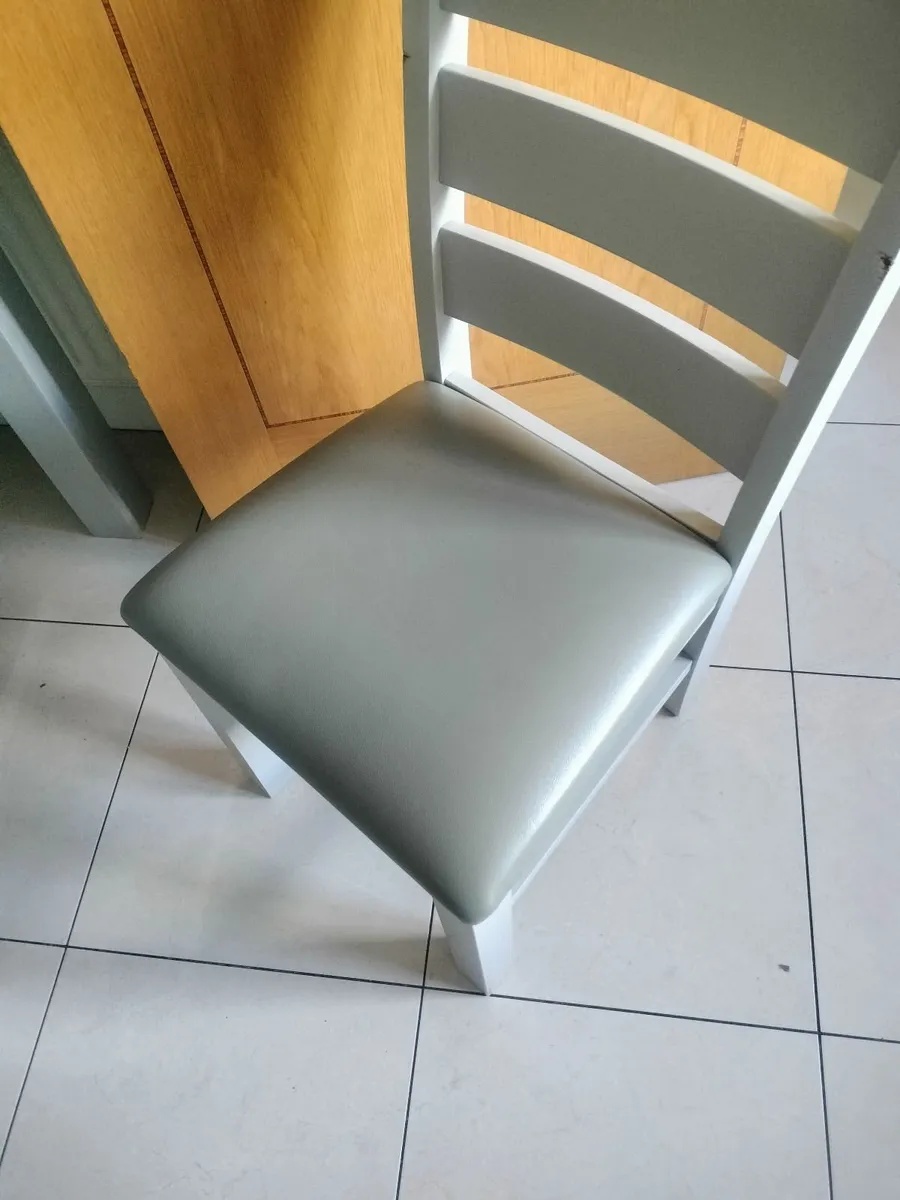 Table and chairs - Image 4