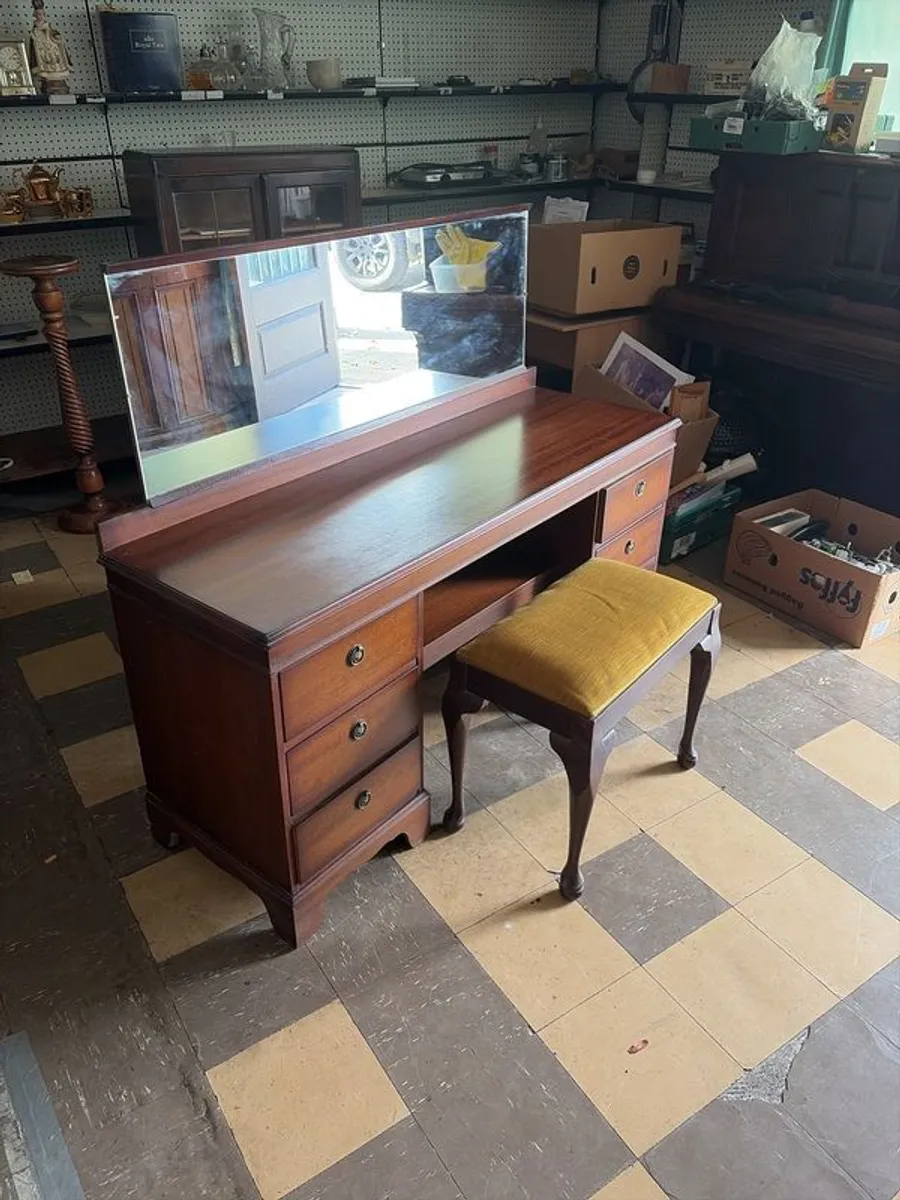 traditional English-style mahogany furniture, this twin-pedestal dressing table, five drawer chest of drawers to match and dressing table stool - Image 2