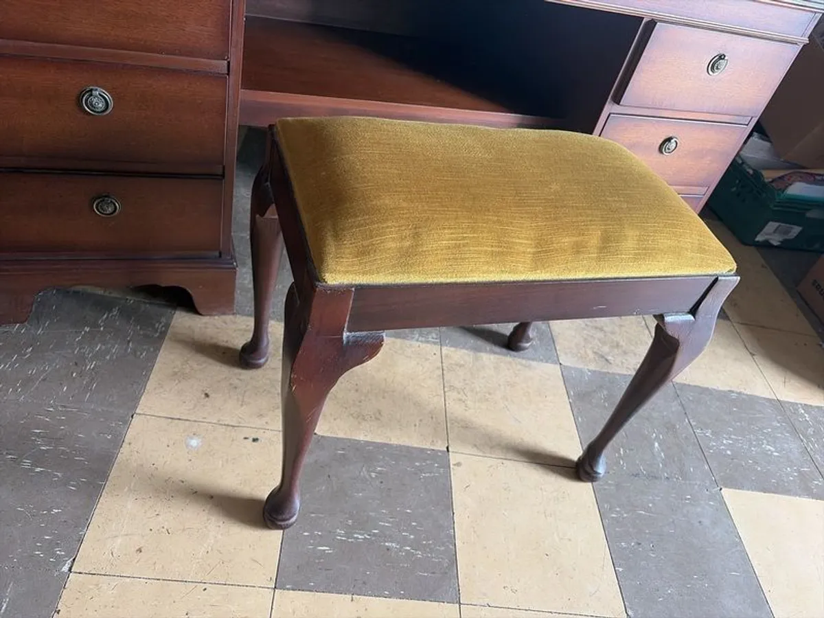 traditional English-style mahogany furniture, this twin-pedestal dressing table, five drawer chest of drawers to match and dressing table stool - Image 3