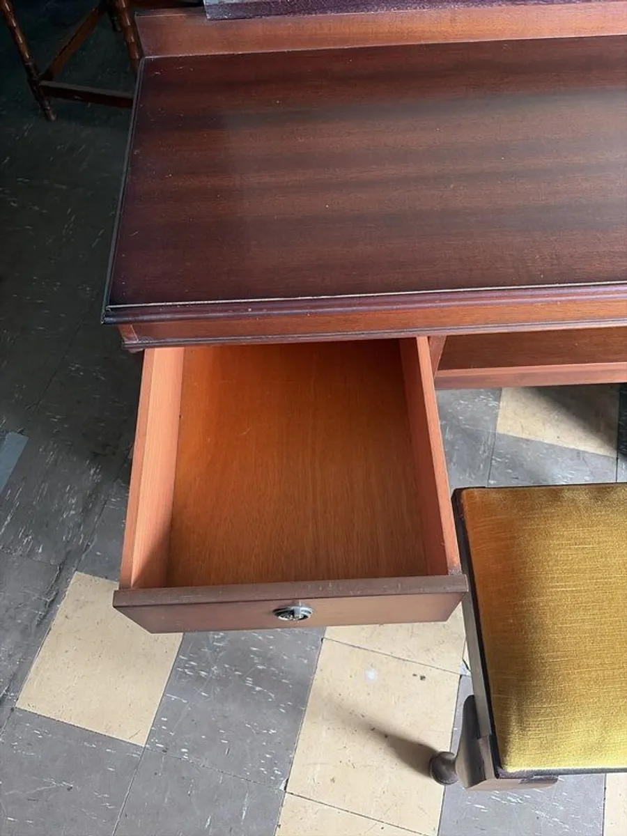 traditional English-style mahogany furniture, this twin-pedestal dressing table, five drawer chest of drawers to match and dressing table stool - Image 4