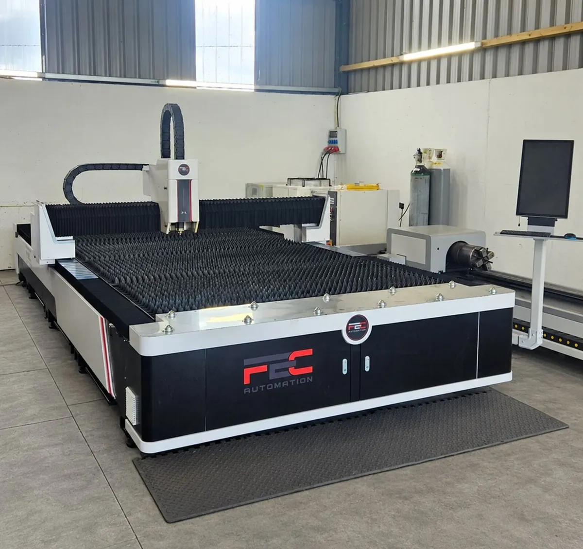 4m x 2m 8kw fiber laser - Image 1