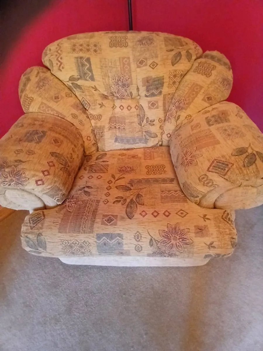 3 piece suite of  couch and 2 arm chairs - Image 2