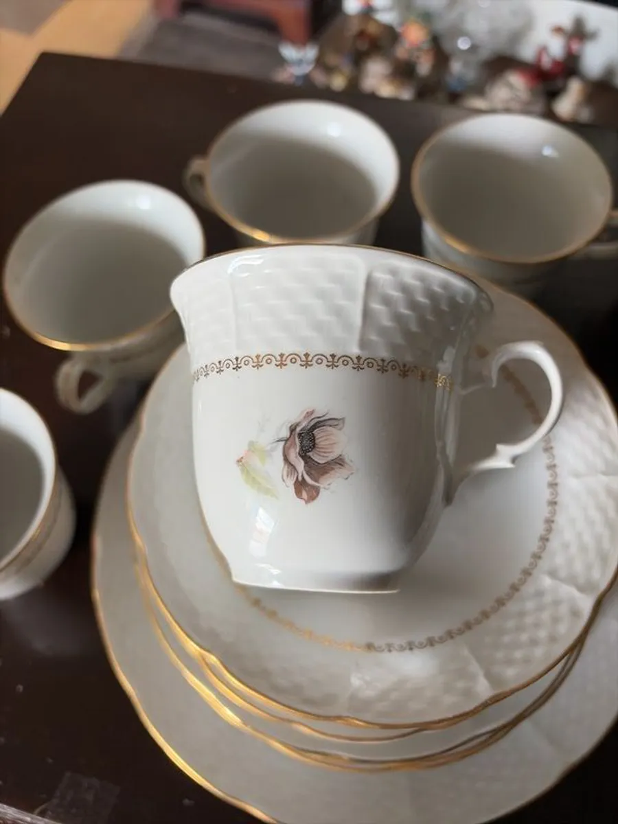 Six piece set of finebone  China, six cups, six saucers, six side plates, one larger plate and sugar bowl. - Image 3