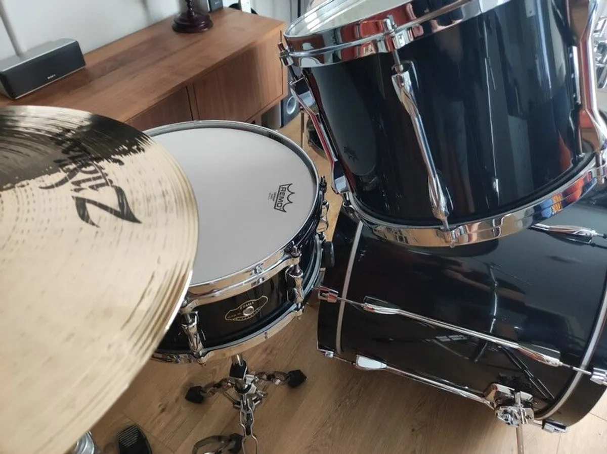 Tama 5-piece black Drum Kit with Zildjian cymbals and drum cases. - Image 2