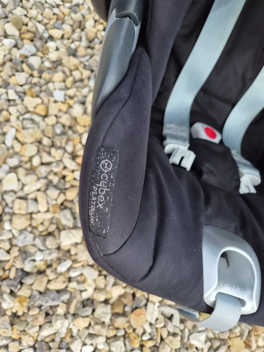 Cybex Platinum Baby Car Seat and base - Image 2