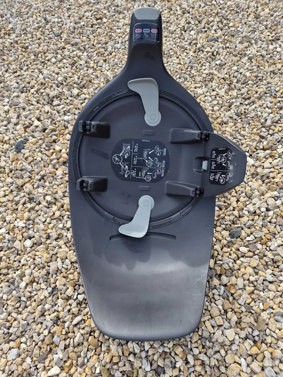 Cybex Platinum Baby Car Seat and base - Image 3