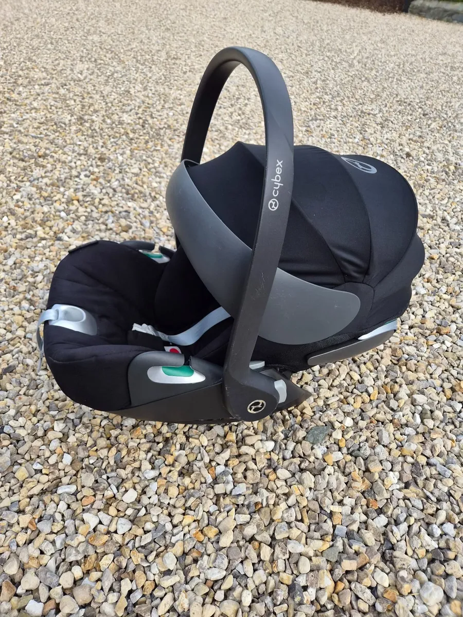 Cybex Platinum Baby Car Seat and base - Image 1