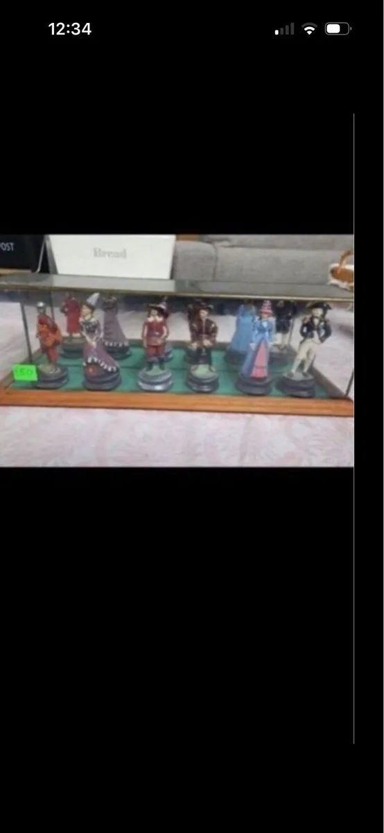 Figures in a glass case - Image 2