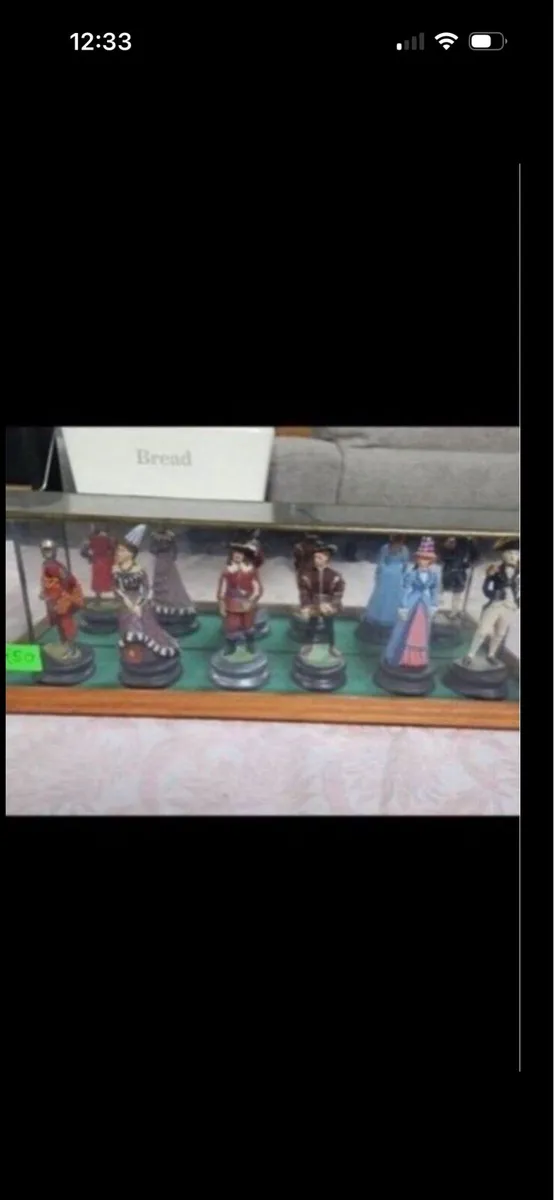 Figures in a glass case - Image 1