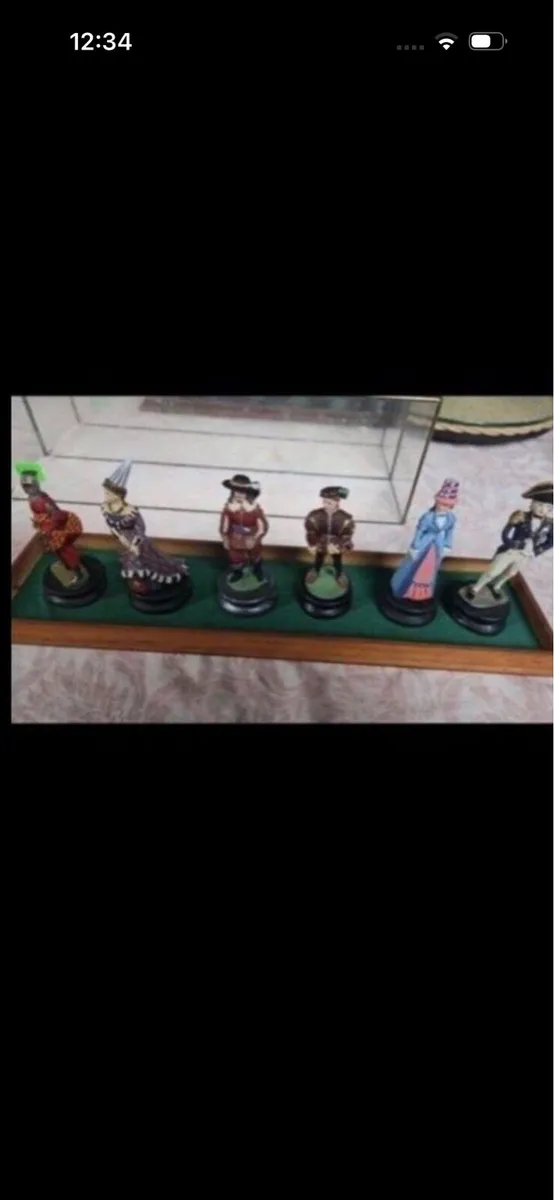Figures in a glass case - Image 3