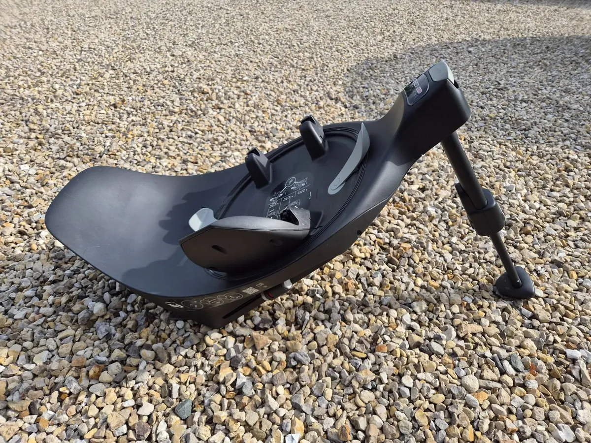 Cybex Platinum Baby Car Seat and base - Image 4