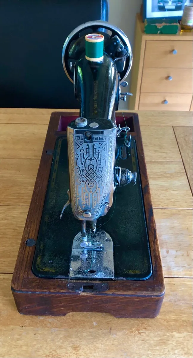 Singer Sewing Machine - Image 3