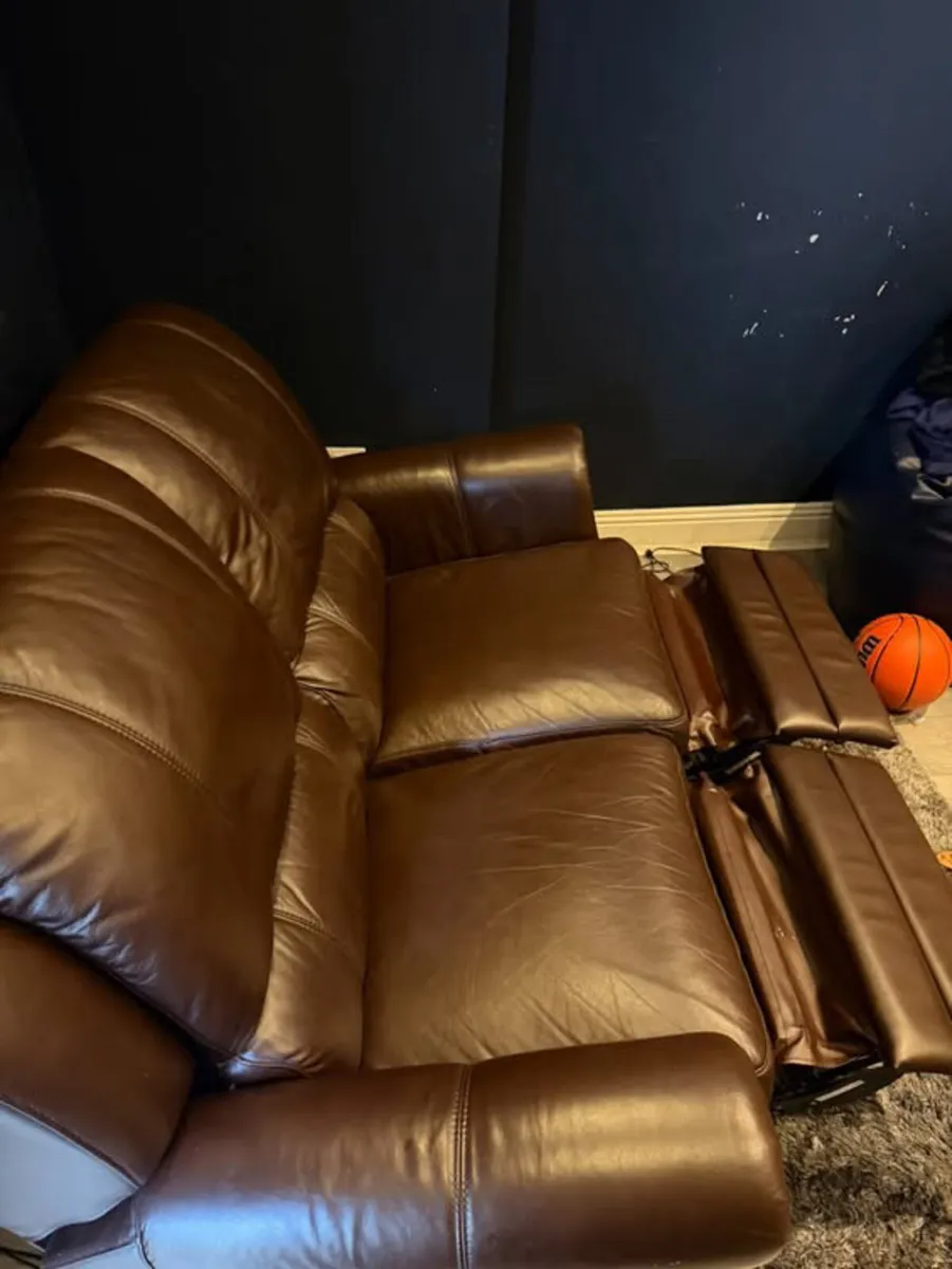 Couch reclining - Image 3