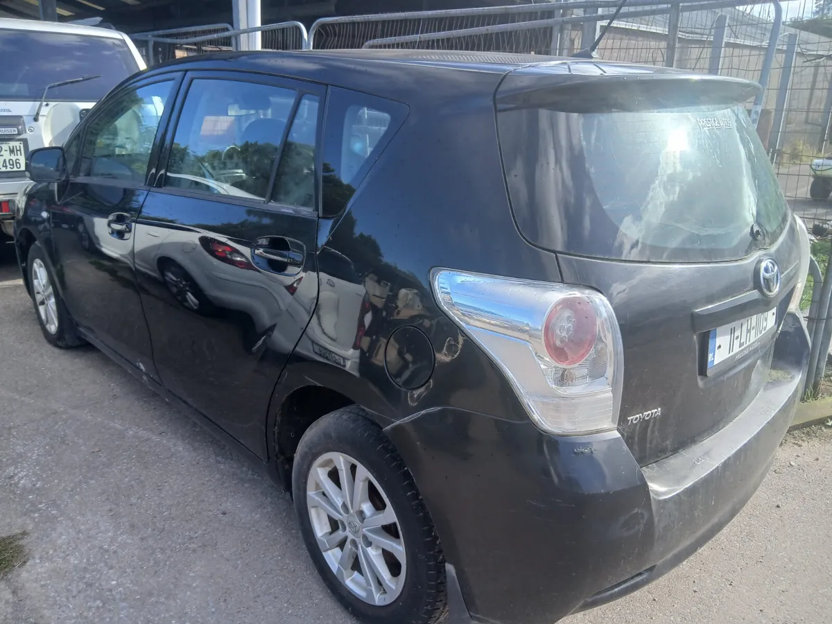 Toyota verso 2011 - Image 2