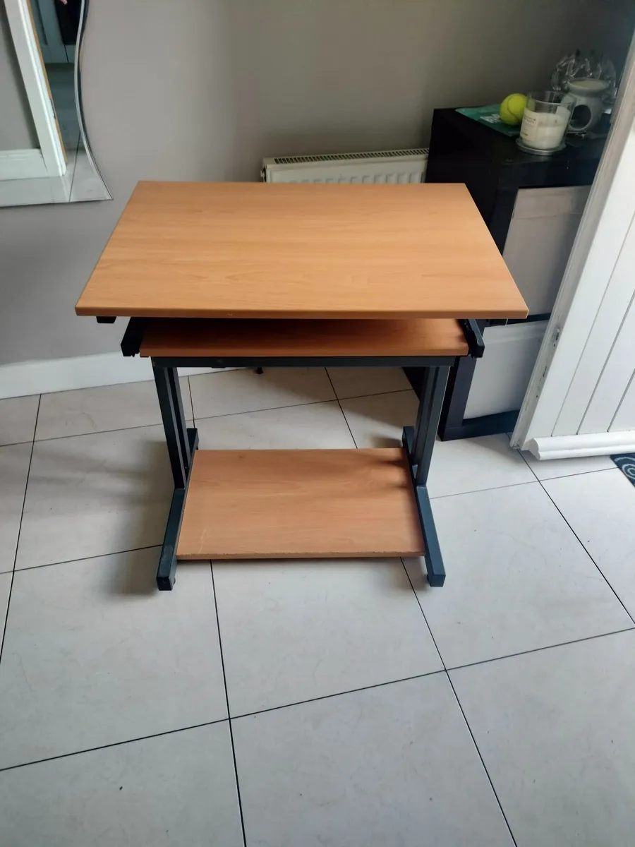 Computer table - Image 1
