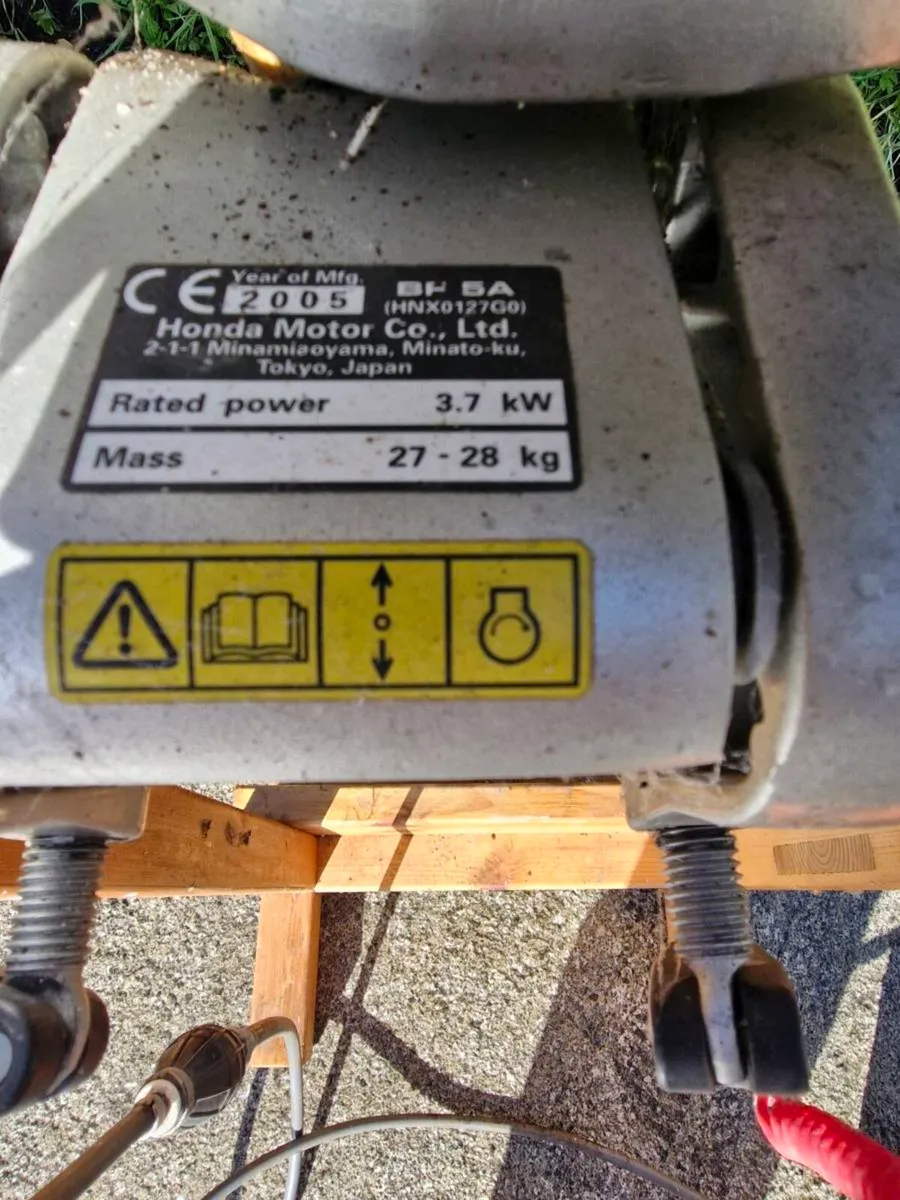 Honda 5hp 4 stroke outboard - Image 3