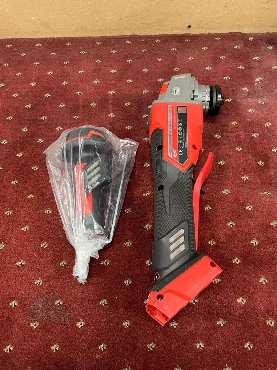 Milwaukee M18 FUEL 115mm Braking Angle Grinder - Image 4