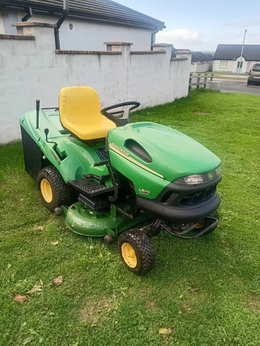 Ride on lawnmower - Image 1