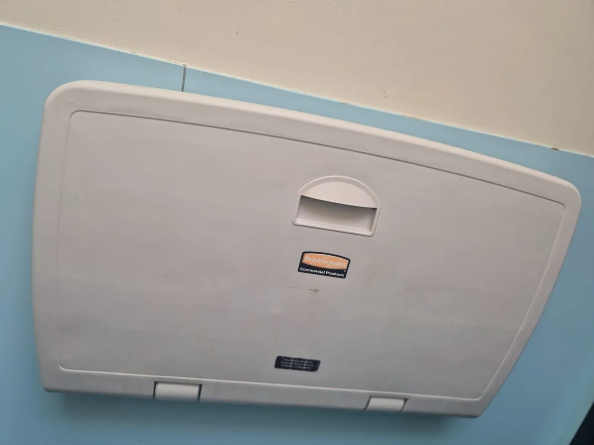 Rubbermaid Commercial Changing Table - Image 3