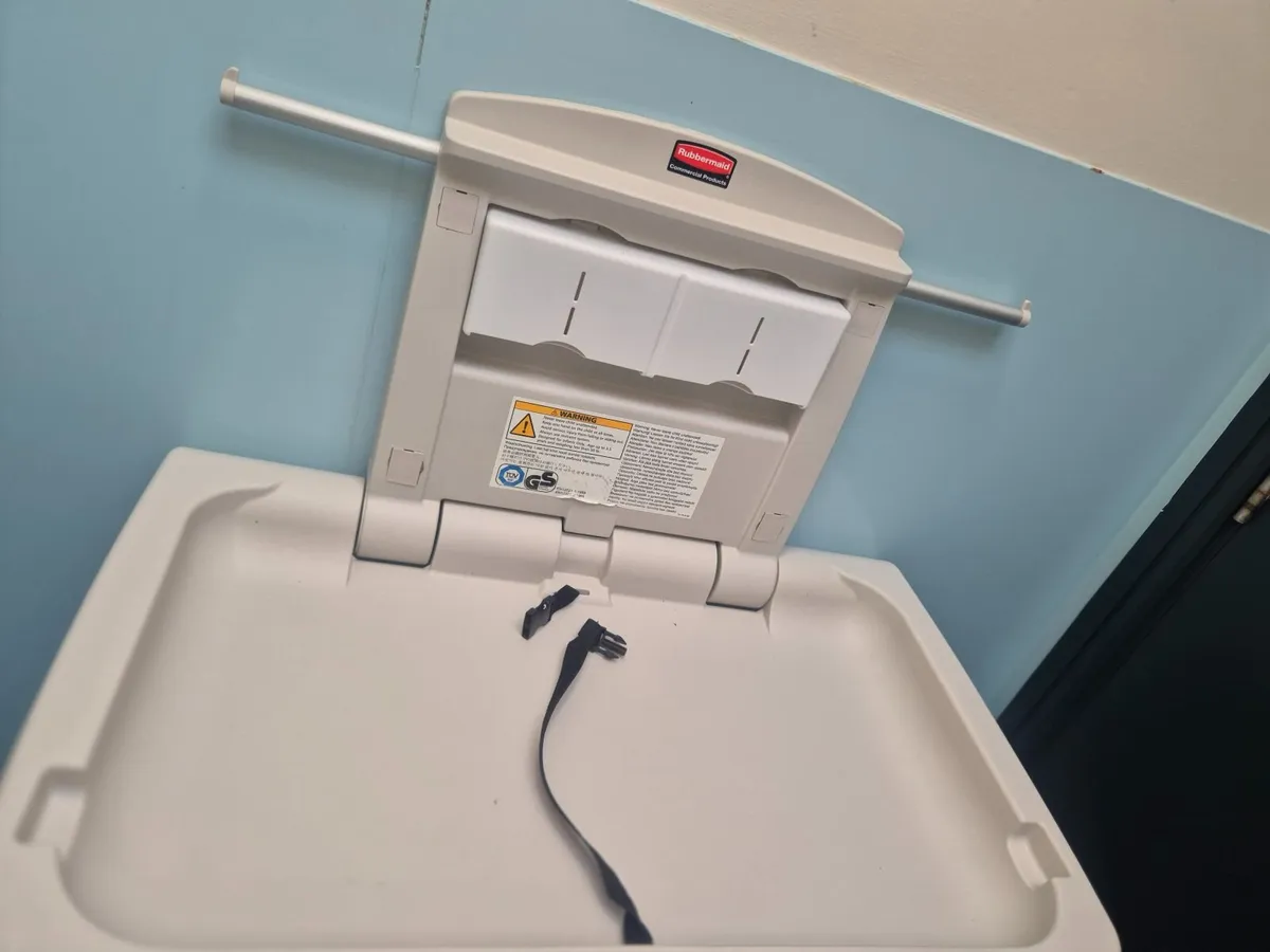 Rubbermaid Commercial Changing Table - Image 4