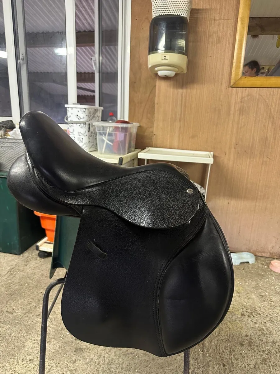 Black 14in Homestead Saddlery Saddle - Image 1
