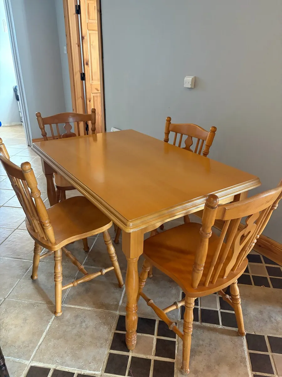 Table and 4 chairs - Image 1