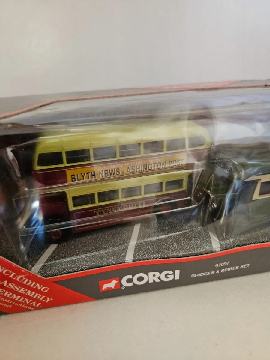Corgi Bus Set - Image 3