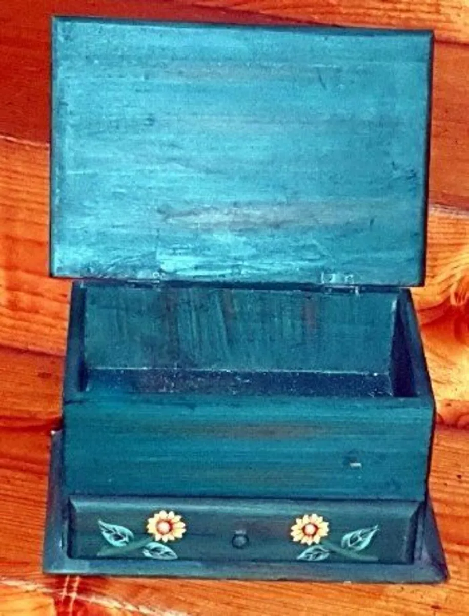 Vintage Country Chic Hand-Painted Wooden Chest - Image 2