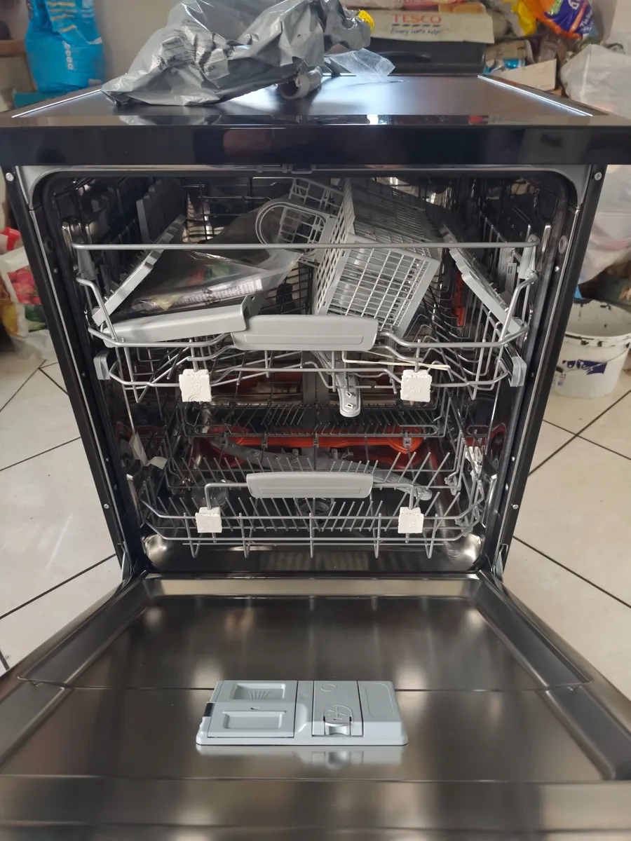 Hotpoint Dishwasher - Image 3