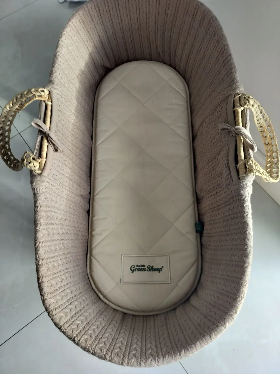 Green sheep moses basket with rocking stand - Image 4