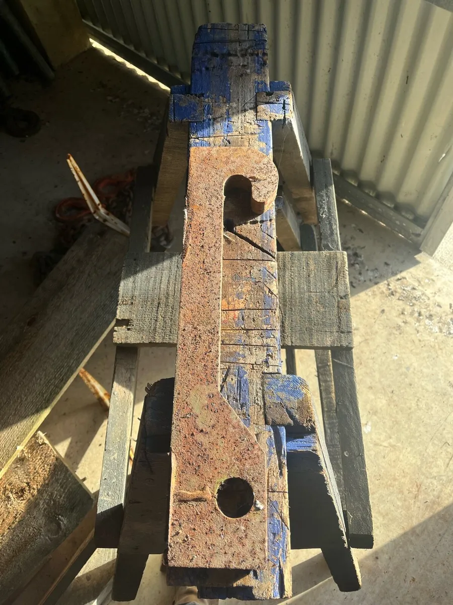 3x sets of grays Lynkon quick attach brackets
