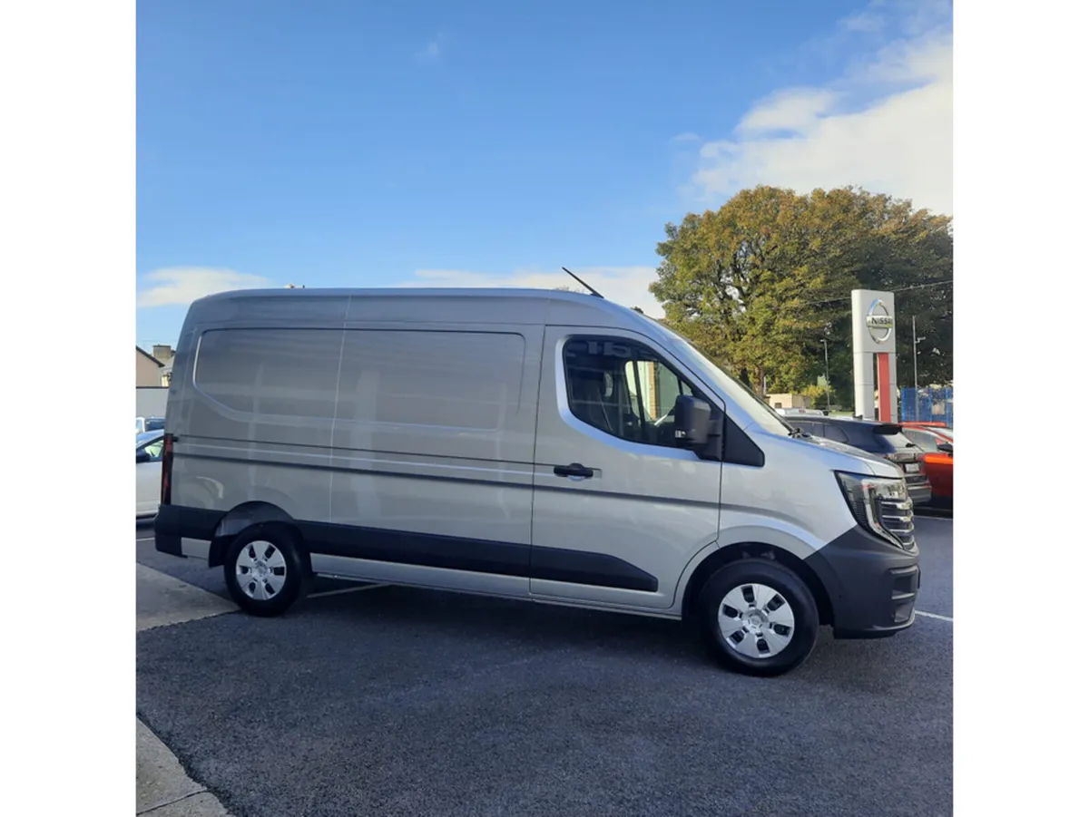 Nissan Interstar 150 BHP SV PREMIUM AUTOMATIC MEDI - Image 4