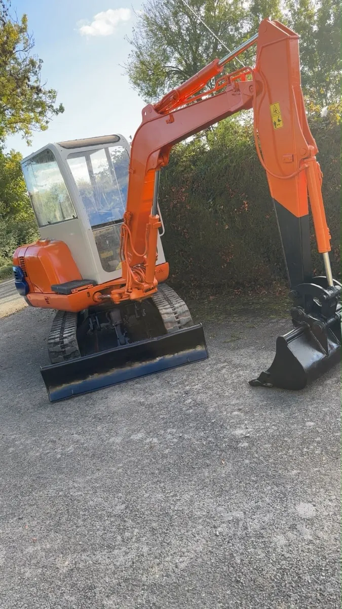 HITACHI EX30 3 Ton Mini Digger - Image 1
