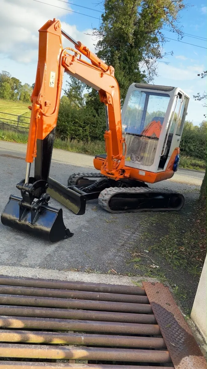 HITACHI EX30 3 Ton Mini Digger - Image 2