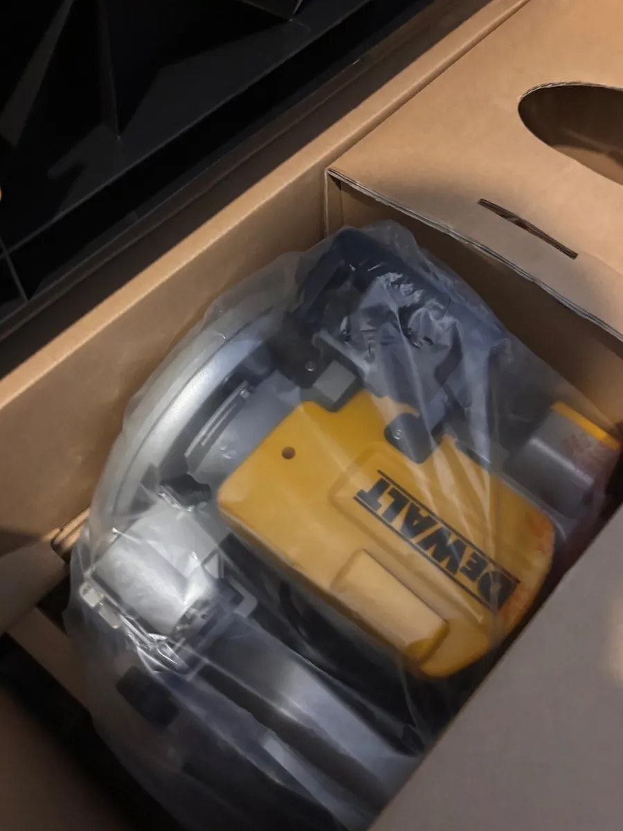 DeWalt D36000 Wet Tile Saw & - Image 2