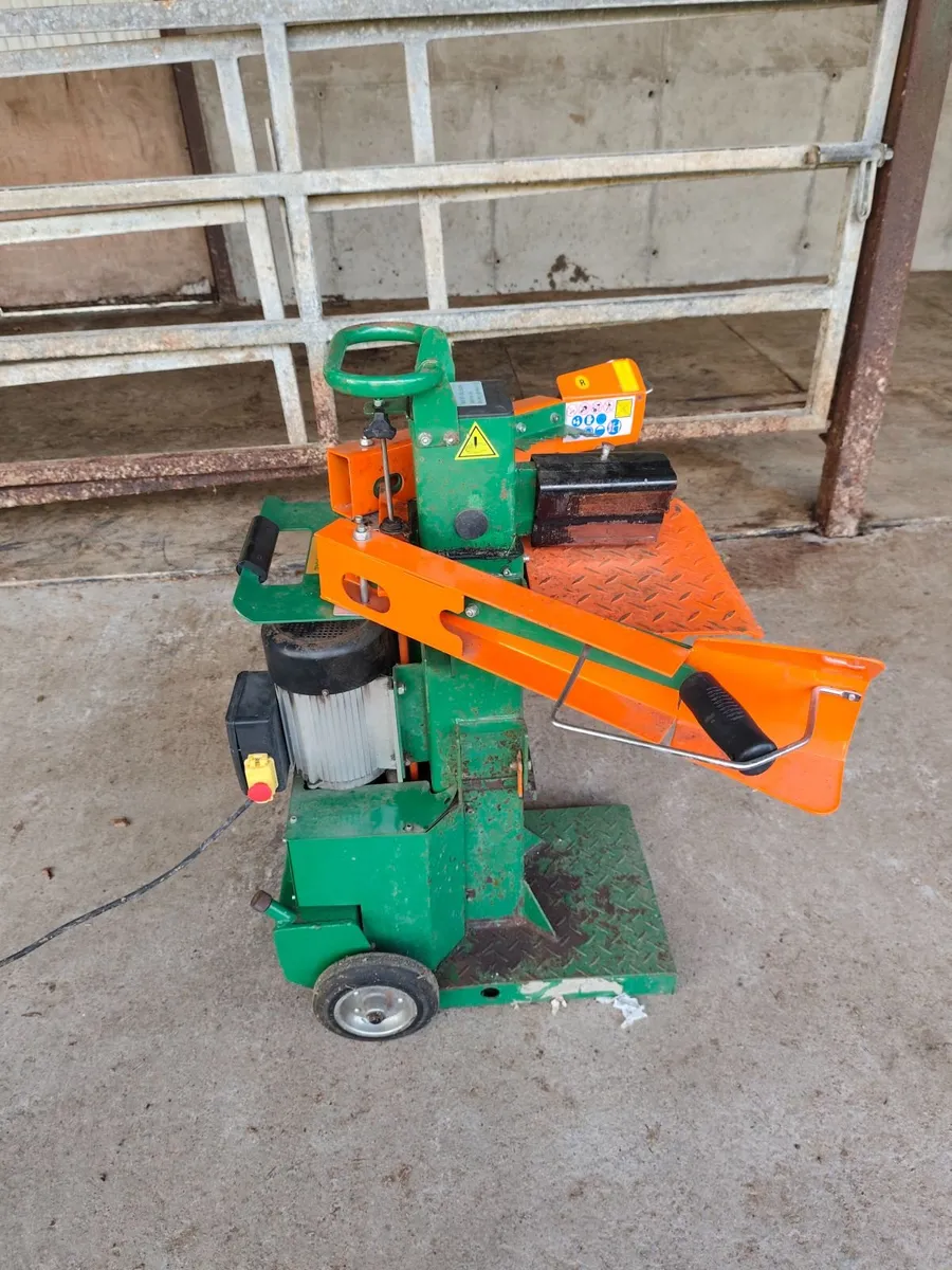 9 ton Hartnett log splitter - Image 1