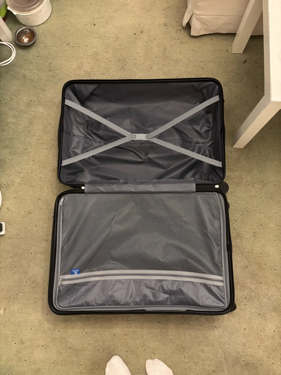Large black suitcase - Image 3
