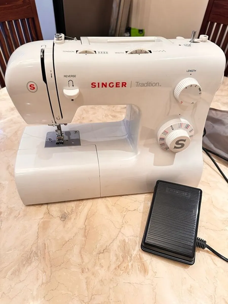 Singer Sewing Machine - Image 2