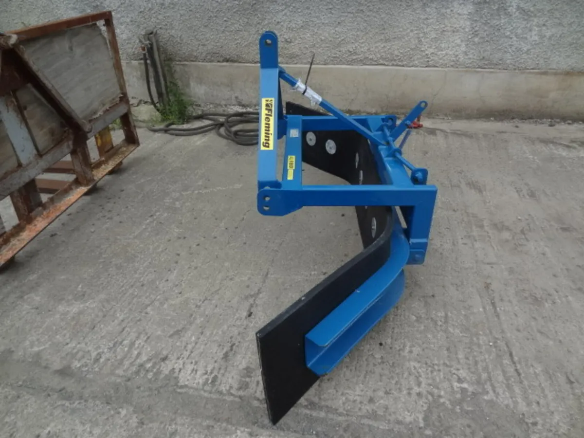 Fleming 7ft Reversible Yard Scraper - Image 3