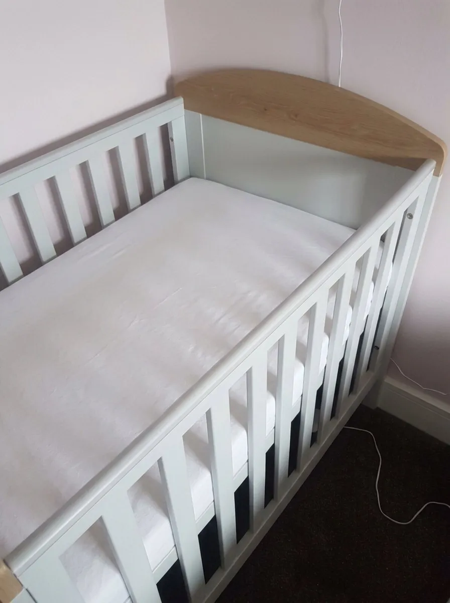 Convertible Baby Cot / Toddler Bed – mattress inc - Image 3