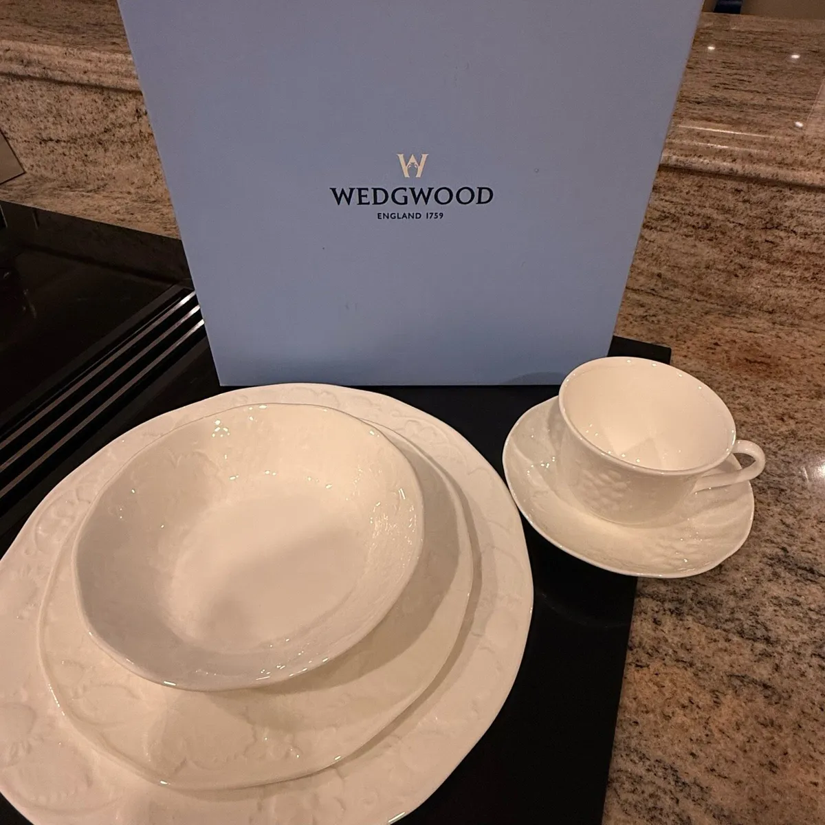 Wedgewood strawberry and vine dinner service - Image 1