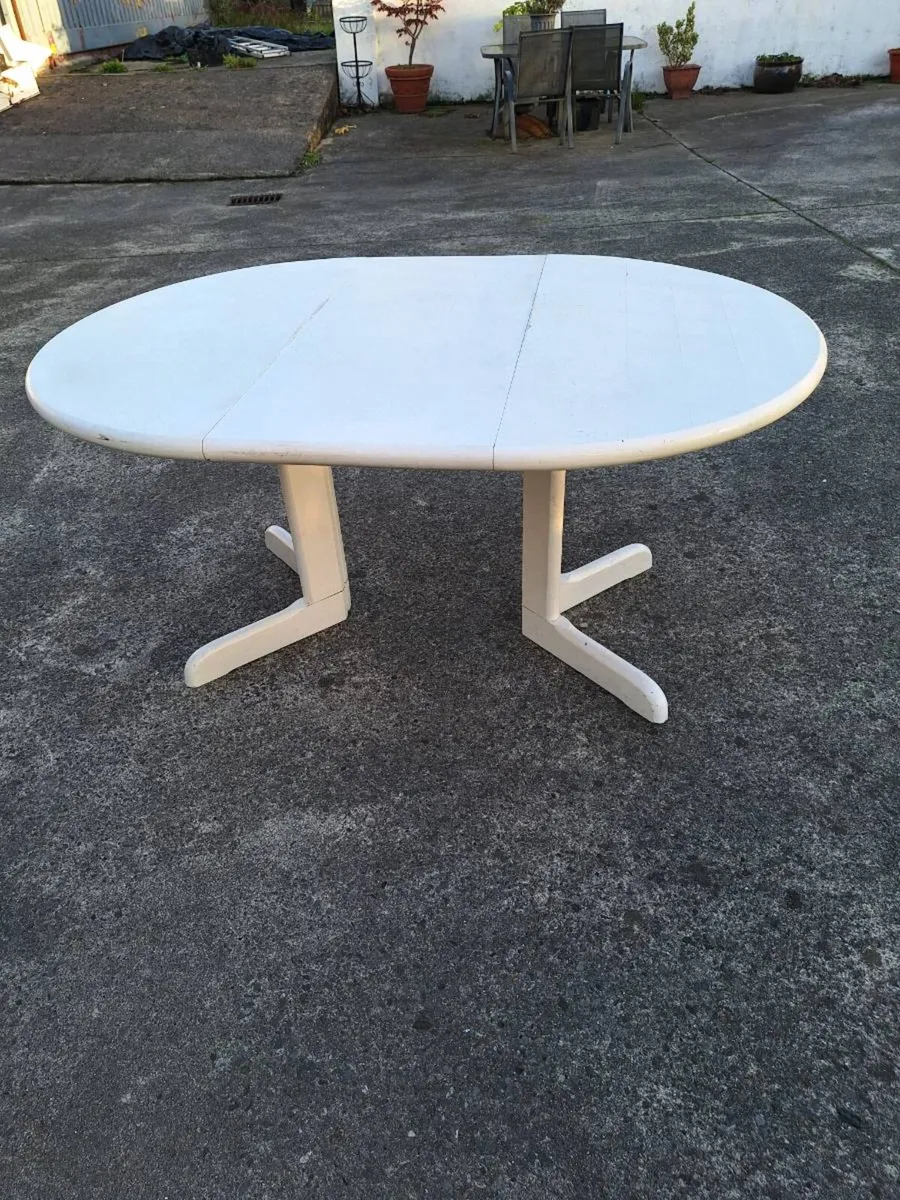 Vintage white extendable table in need of tlc - Image 2