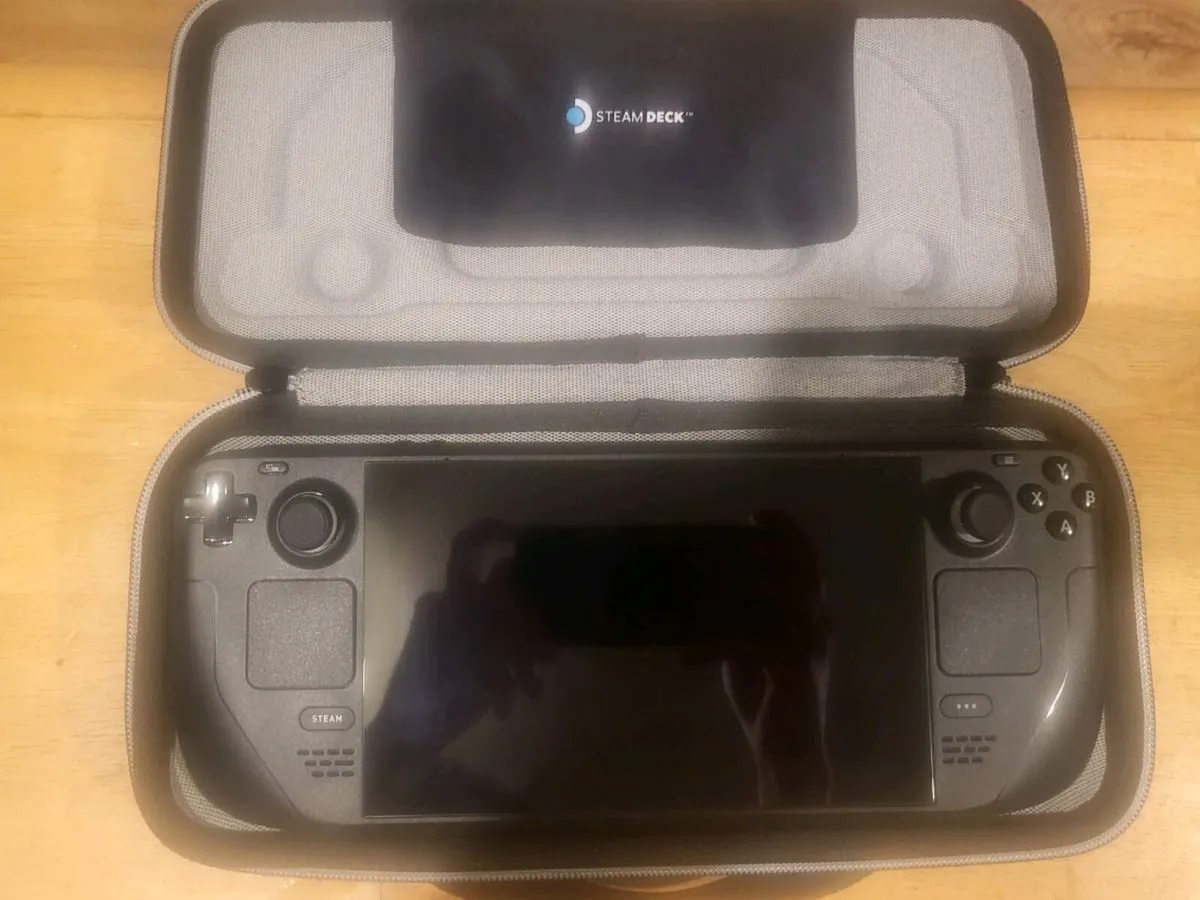 Steam Deck LCD 512GB with case and dock - Image 1