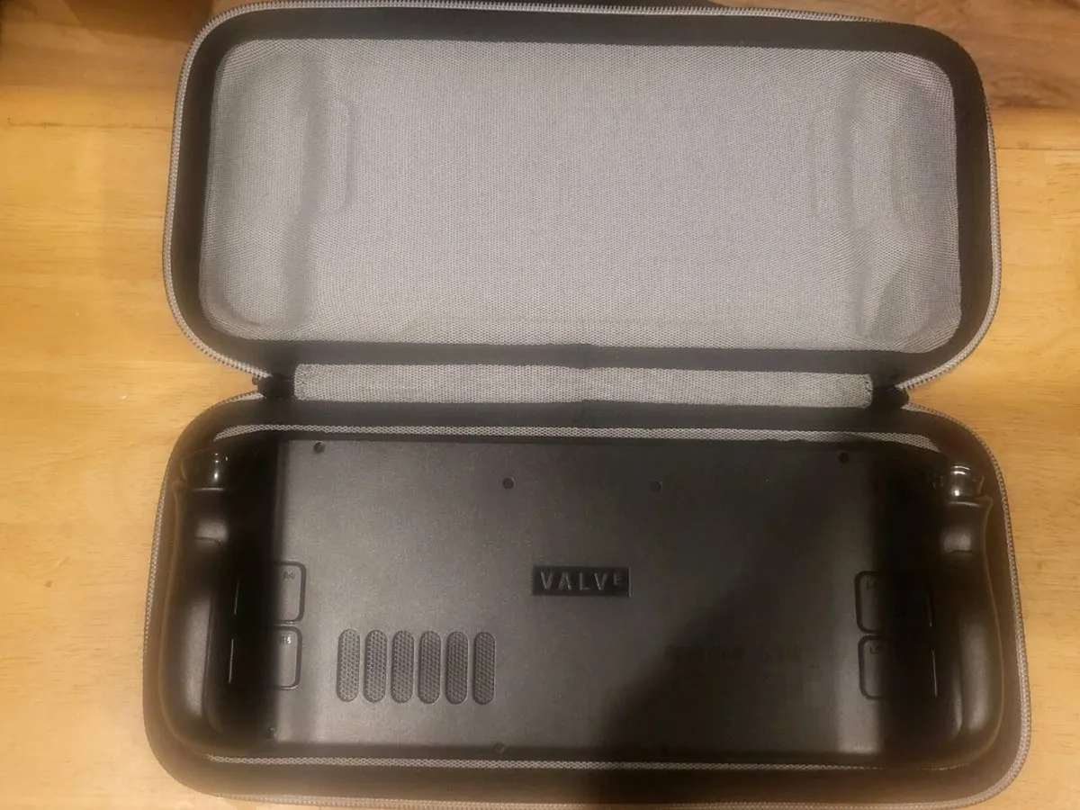 Steam Deck LCD 512GB with case and dock - Image 3