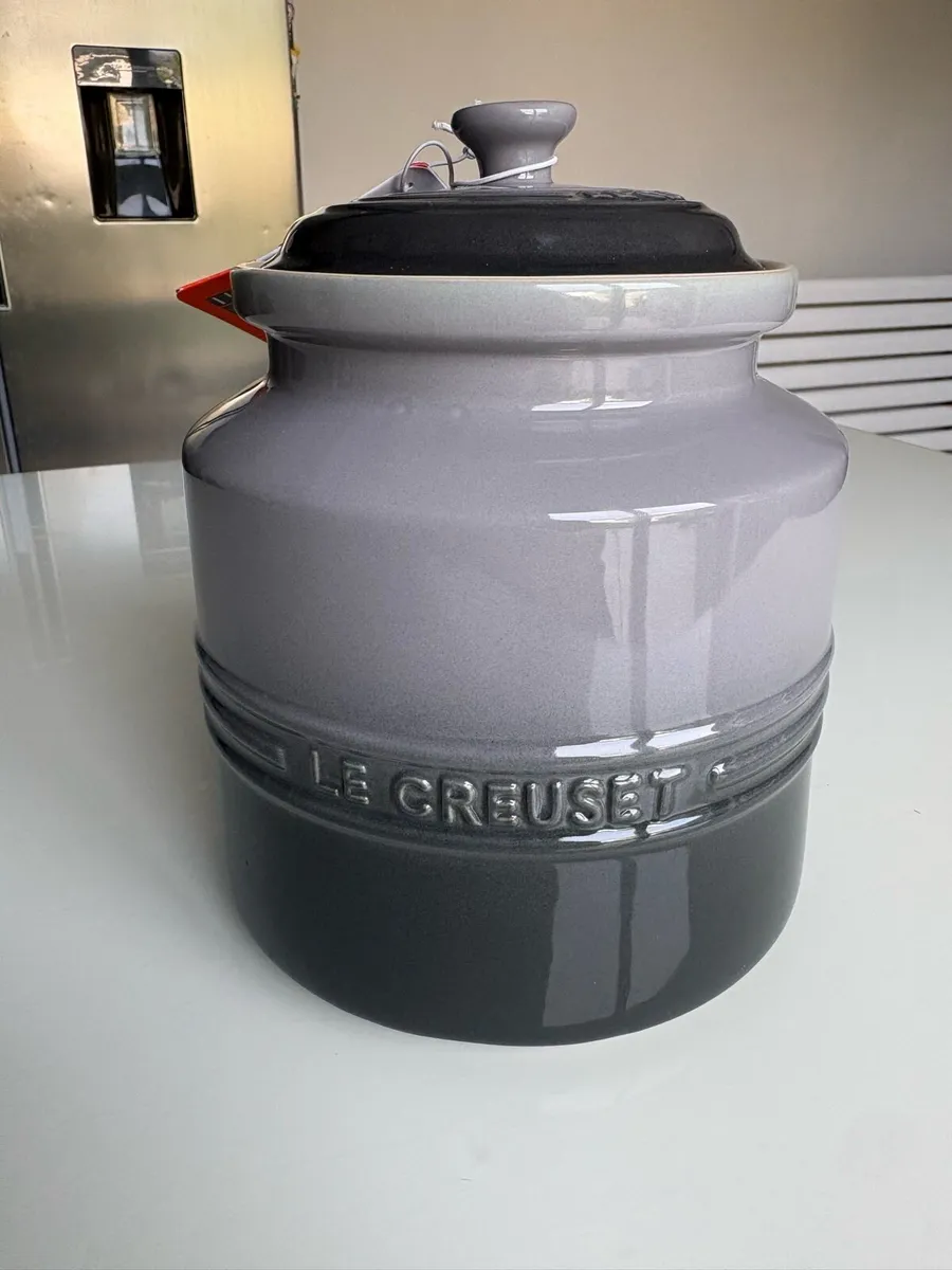 Le creuset large biscuit jar - Image 1