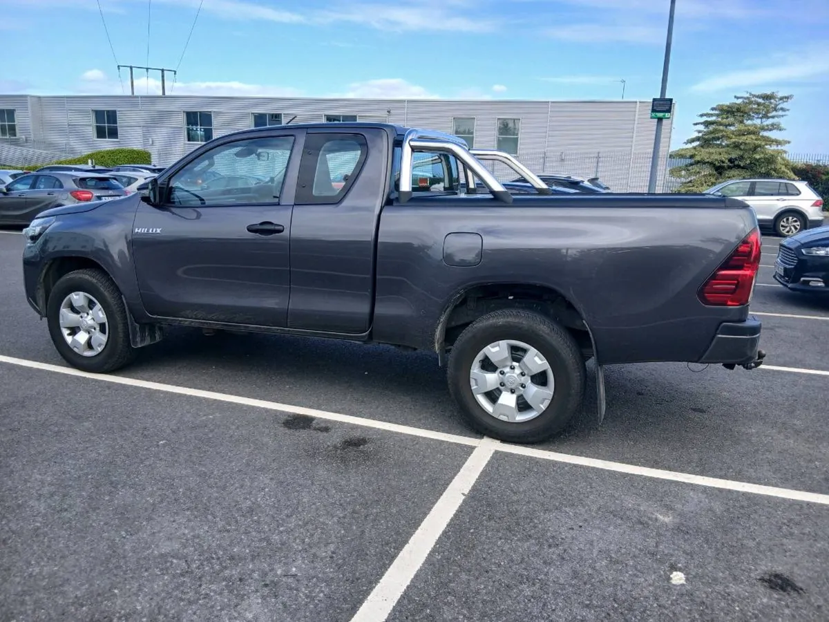 TOYOTA HILUX 221 - Image 3