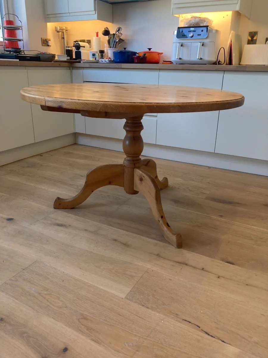Kitchen Table - Pine - Rustic - Circular. - Image 1