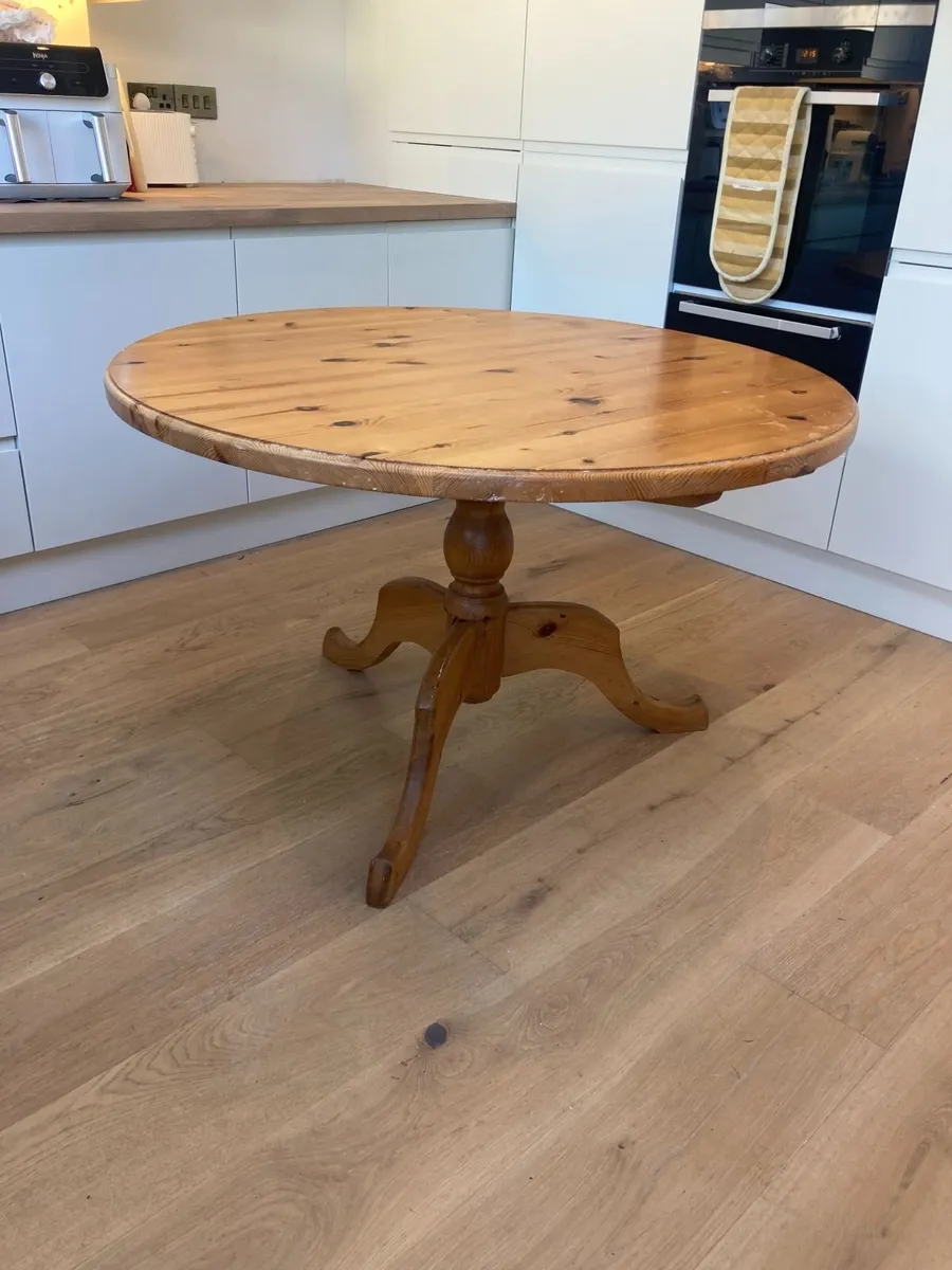 Kitchen Table - Pine - Rustic - Circular. - Image 2