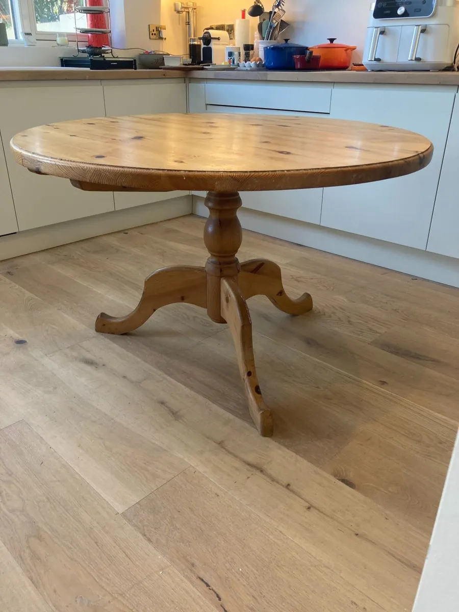 Kitchen Table - Pine - Rustic - Circular. - Image 4